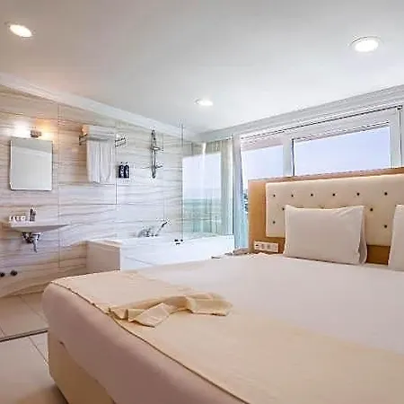 호텔 Dragut Point North 3*